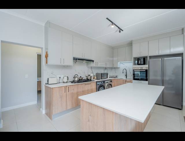 3 BEDROOM APARTMENT FOR SALE IN SANDOWN